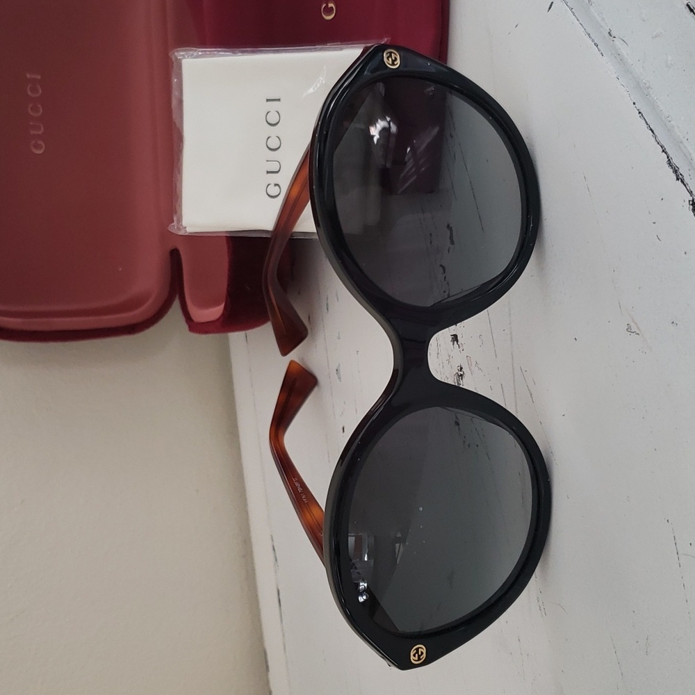 Gucci Black Round Sunglasses with Tortoiseshell Temples